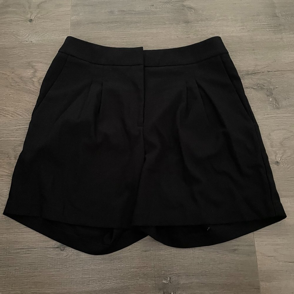 NWT Ann Taylor Black Pleated Trouser Shorts in size 6